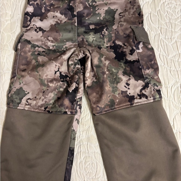 LIKE NEW! Magellan Softshell Camo Pants Youth Size Small - Picture 2 of 3
